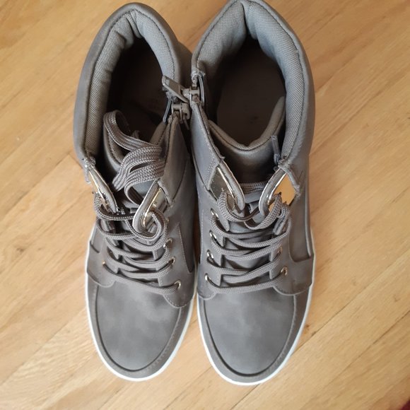 NWOT - Unworn Beige Shoes - Picture 3 of 9